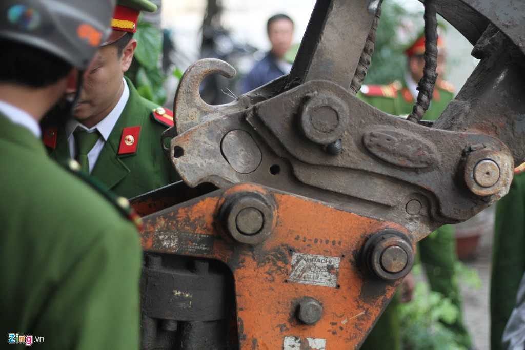 Chu cua hang tap hoa o Ha Noi kien quyet khong tra via he hinh anh 2