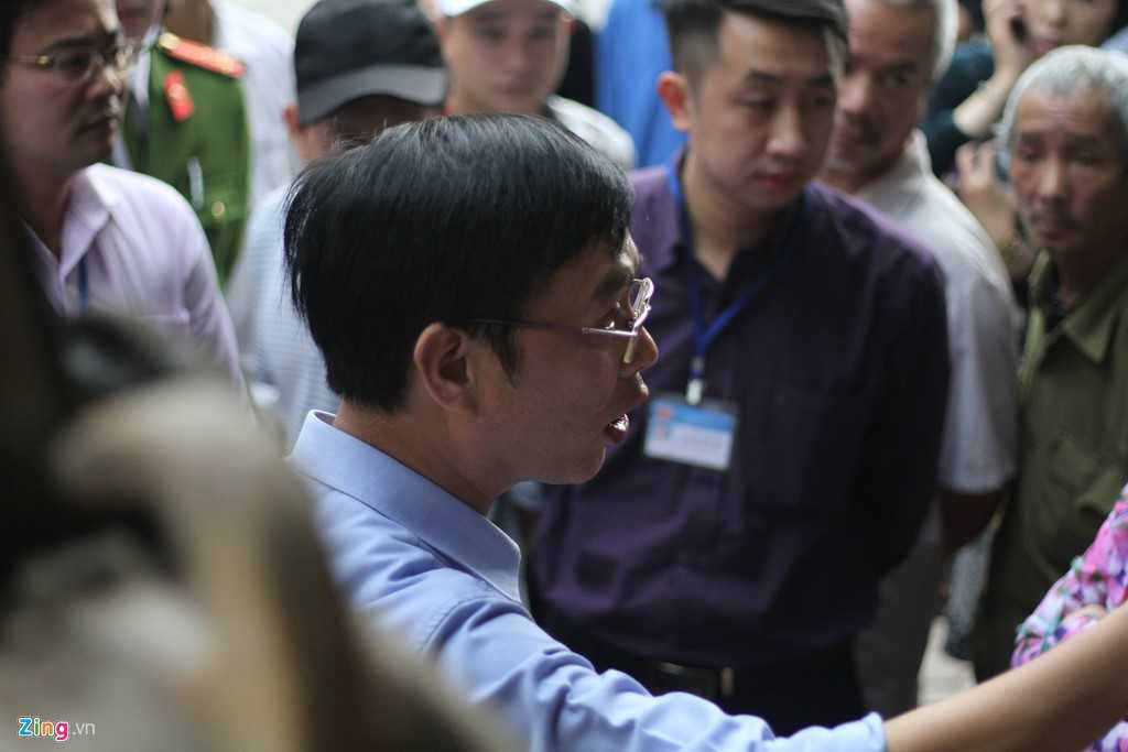 Chu cua hang tap hoa o Ha Noi kien quyet khong tra via he hinh anh 4