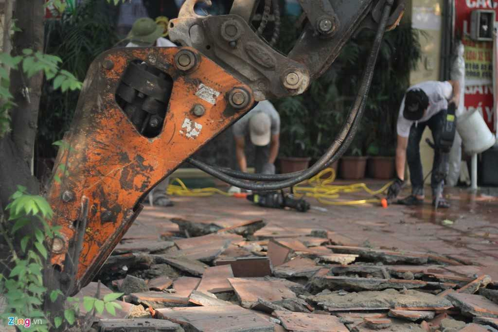 Chu cua hang tap hoa o Ha Noi kien quyet khong tra via he hinh anh 9