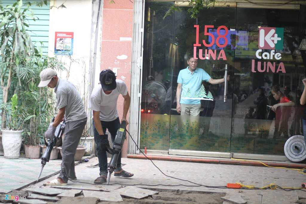 Chu cua hang tap hoa o Ha Noi kien quyet khong tra via he hinh anh 10