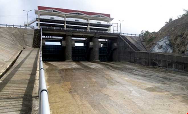 Say ruou, ba thanh nien tu y mo van ho chua gay ra lu quet hinh anh 1