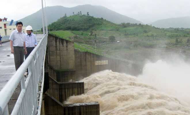 'Ba thanh nien gay lu quet do vo tinh' hinh anh 1