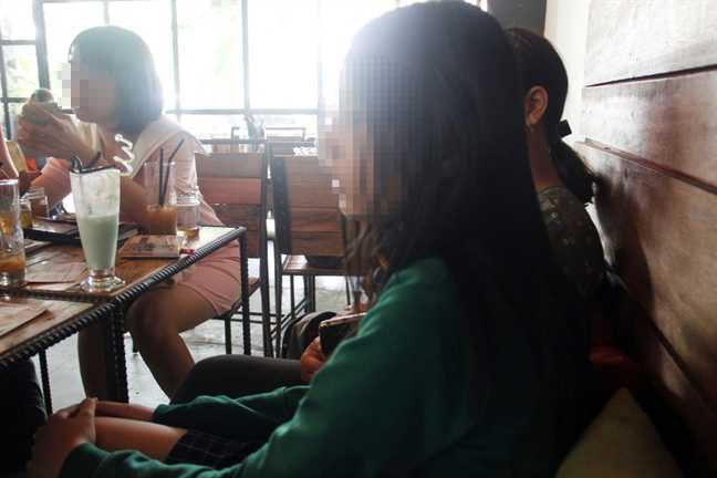 Nu sinh lop 9 to cao bi chong ho cua me xam hai nhieu lan