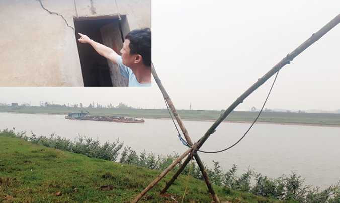 Chiếc nỏ người dân dùng để bắn đá tàu hút cát trái phép. Người dân thôn Thắng Lợi Hạ chỉ những vết nứt do đất bị sụt lún (ảnh nhỏ). Ảnh: Nguyễn Trường.