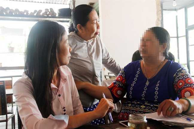 Nu sinh lop 9 to cao bi chong ho cua me xam hai nhieu lan