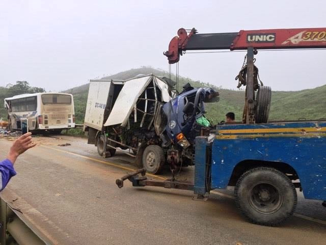 Xe khach dam truc dien oto tai, 1 nguoi chet, hon 10 nguoi bi thuong hinh anh 1