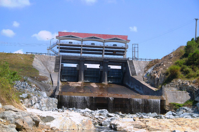  1 trong 3 cửa van bị xả lũ nhầm. 