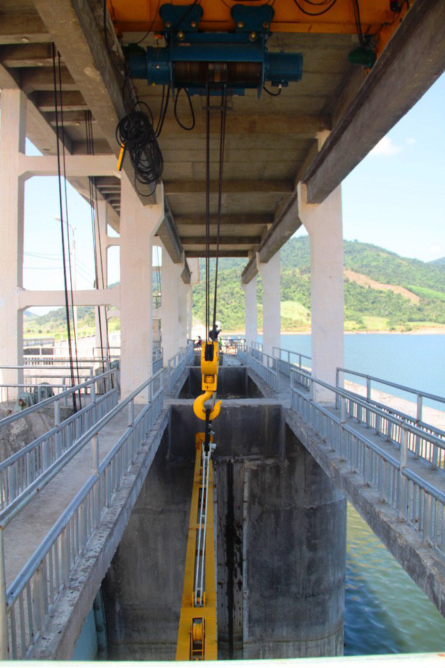 Cửa số 1 bị nâng lên hết cỡ trước đó 