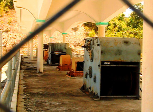  Tủ cầu dao vận hành các cửa van xả lũ bị thanh niên nhậu say nghịch ngợm. 