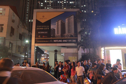 Dân chung cư “lùa xe” ra đường gây ách tắc giao thông vì…cổng chính không mở ảnh 2