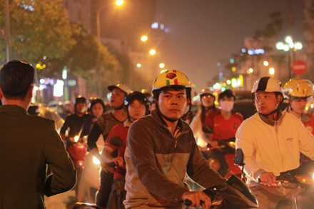 Dân chung cư “lùa xe” ra đường gây ách tắc giao thông vì…cổng chính không mở ảnh 6