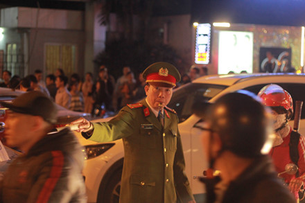 Dân chung cư “lùa xe” ra đường gây ách tắc giao thông vì…cổng chính không mở ảnh 7