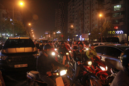 Dân chung cư “lùa xe” ra đường gây ách tắc giao thông vì…cổng chính không mở ảnh 5