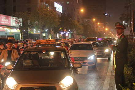 Dân chung cư “lùa xe” ra đường gây ách tắc giao thông vì…cổng chính không mở ảnh 8