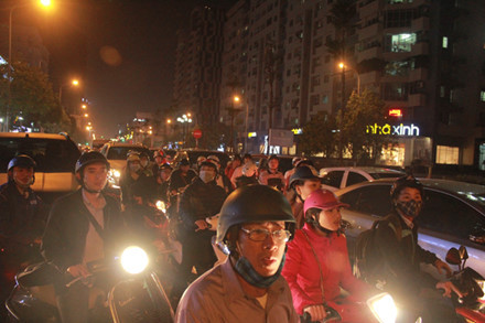 Dân chung cư “lùa xe” ra đường gây ách tắc giao thông vì…cổng chính không mở ảnh 1