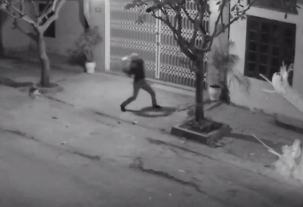 Nhom la mat nem 'bom ban' vao nha thay giao day tieng Anh hinh anh 1