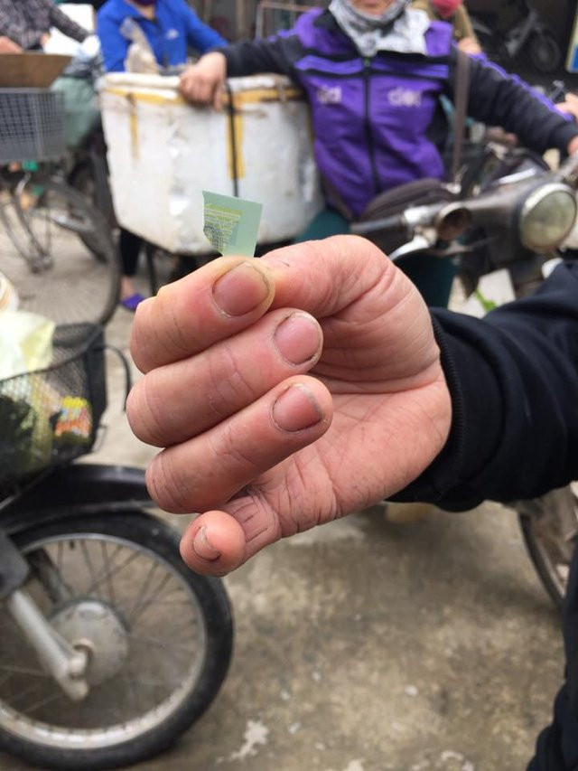  Thủ đoạn được các đối tượng xấu áp dụng là xé đi một góc tiền và yêu cầu nạn nhân đi tìm góc tiền đã mất. 