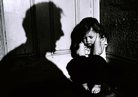 phu-huynh-can-quan-tam-theo-sat-bao-ve-tre-em-gai-anh-minh-hoa