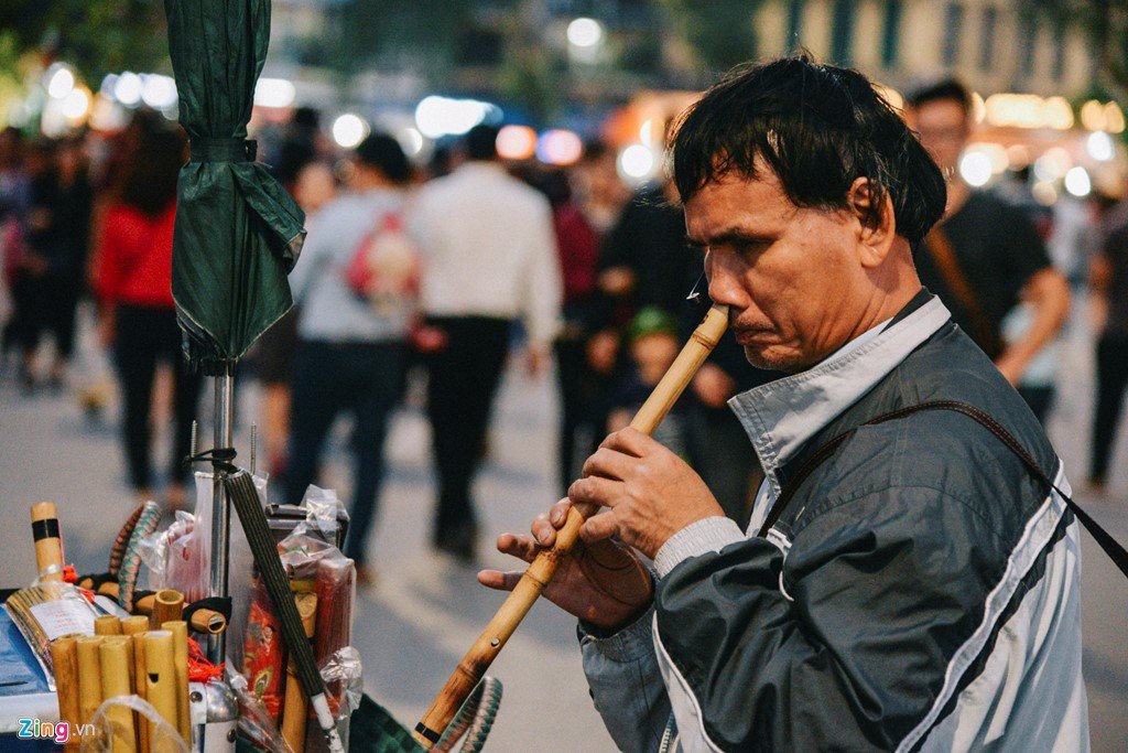 Nhung manh doi muu sinh tren pho di bo hinh anh 1