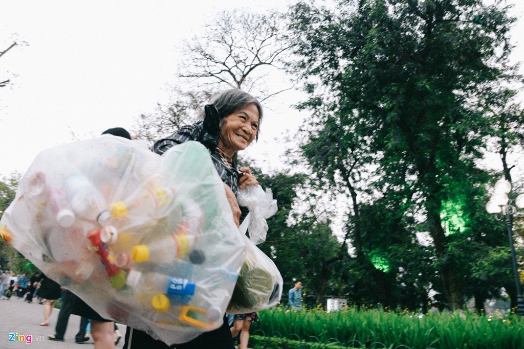 Nhung manh doi muu sinh tren pho di bo hinh anh 11