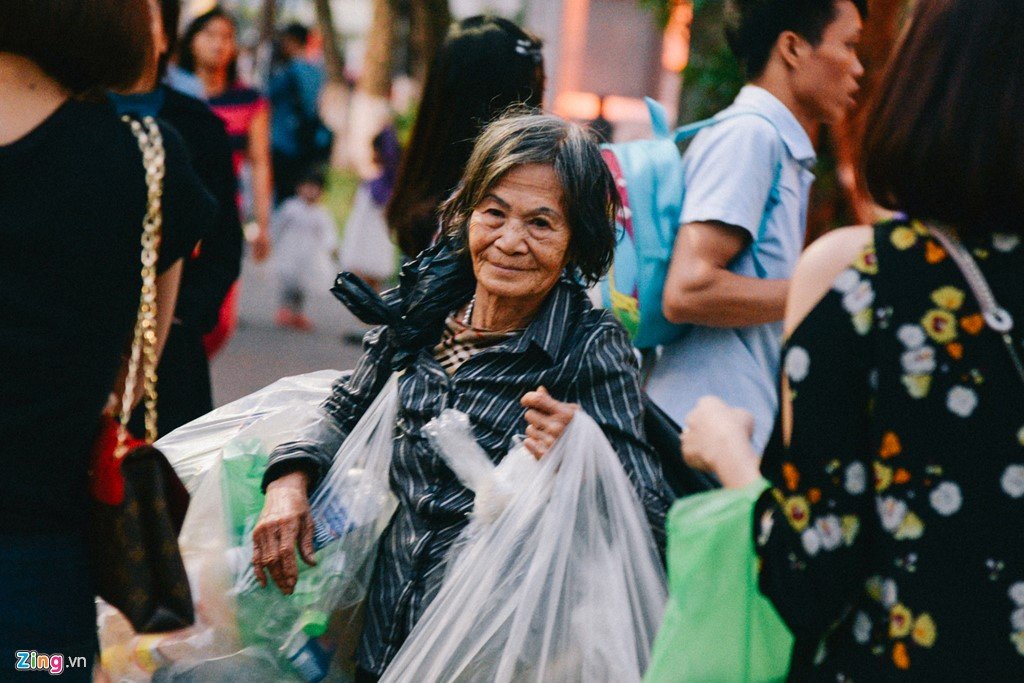 Nhung manh doi muu sinh tren pho di bo hinh anh 12