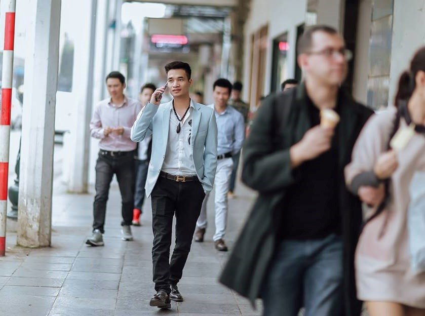 Le Roi ‘lot xac’ thanh ong chu trong bo anh moi hinh anh 1