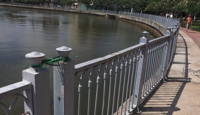 Hàng loạt trụ lan can dọc kênh Nhiêu Lộc, đoạn gần cầu Kiệu bị tháo hết các ốc vít gây rung lắc nguy hiểm.