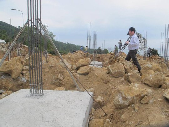 Xây dựng 40 móng và trụ các biệt thự khi chưa hoàn thành các thủ tục có liên quan về công tác đánh giá tác động môi trường.