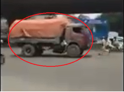 Hinh anh Video: Xe tai chay lui thach thuc CSGT tren pho Ha Noi