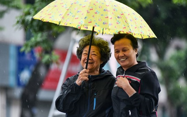 Hinh anh Thoi tiet hom nay 22/4: Mien Bac troi lanh, mien Trung mua dong