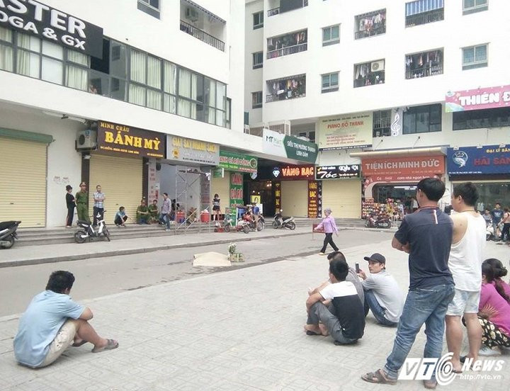 tử tử ở chung cư, xác cô gái ở khu đô thị linh đàm, Cô gái tự tử ở khu đô thị Linh Đàm, tự tử ở khu đô thị linh đàm, rơi từ tầng cao chung cư linh đàm, tử tử ở chung cư linh đàm, clip tự tử , tự sát, chung cư linh đàm, khu đô thị linh đàm, tin tức, tin tức mới nhất, an ninh, điều trang, công an, tin mới nhất, cô gái tự tử ở linh đàm, vtc, vtc news, vtc, vtc.vn