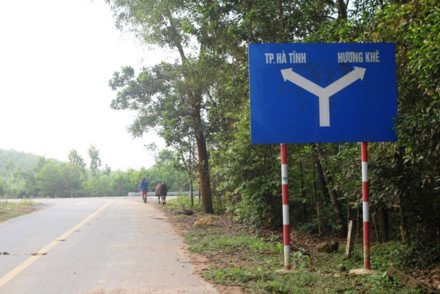 “Nhắm mắt” đặt biển báo giao thông dẫn xuống... vực ảnh 1