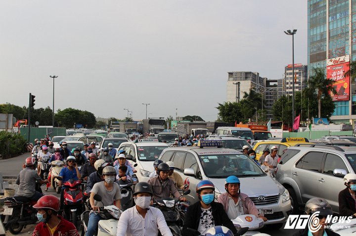Hinh anh Hang ngan phuong tien chon chan tren pho Sai Gon truoc ky nghi le dai ngay - Xa hoi 22