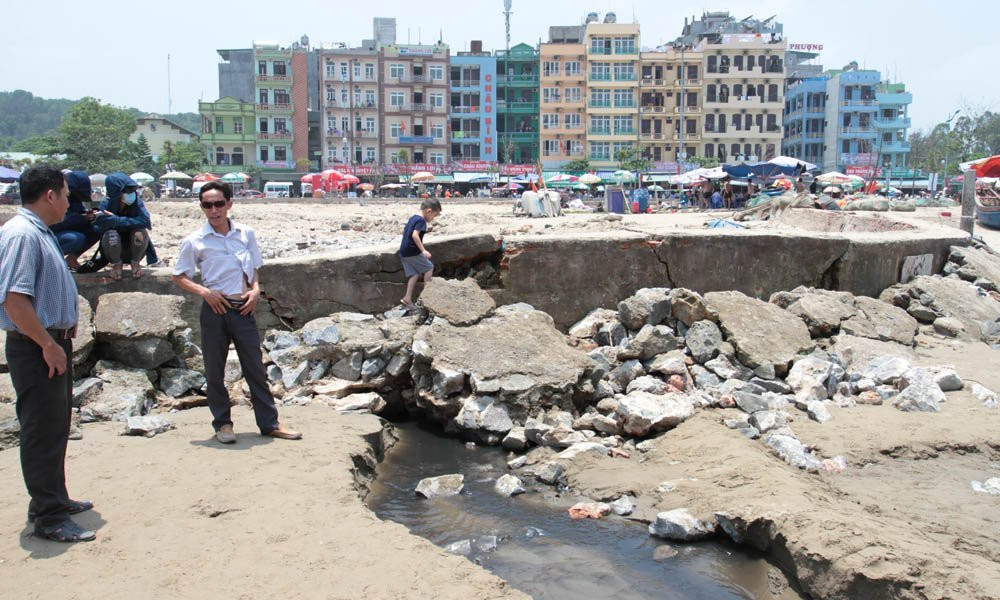 nghỉ lễ 30/4, biển Sầm Sơn, tắm biển, cá chết, Sầm Sơn