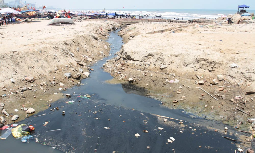 nghỉ lễ 30/4, biển Sầm Sơn, tắm biển, cá chết, Sầm Sơn