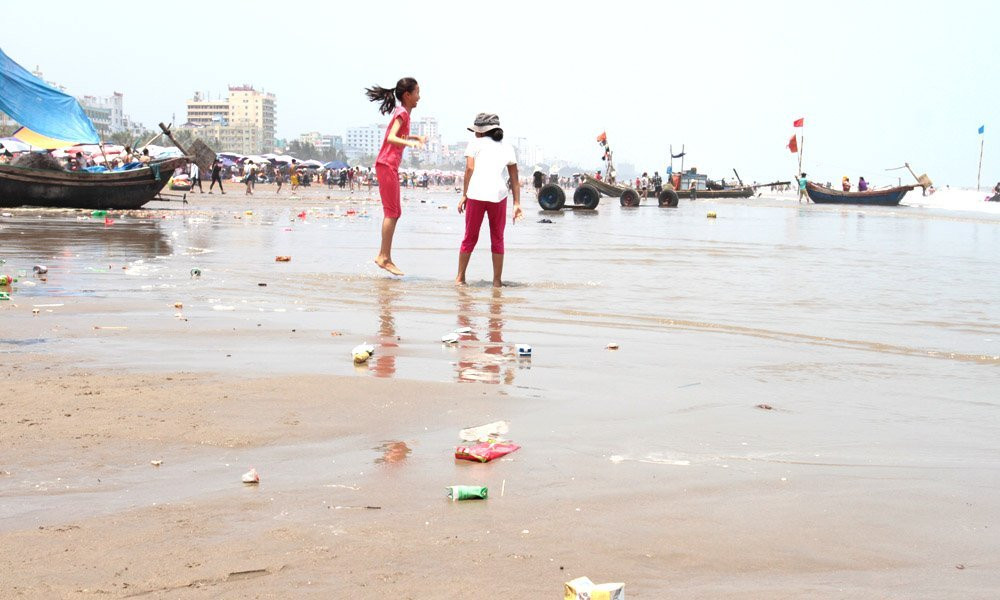 nghỉ lễ 30/4, biển Sầm Sơn, tắm biển, cá chết, Sầm Sơn