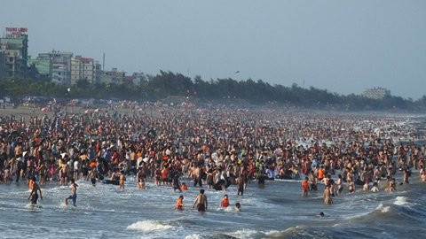 Hinh anh Bien nguoi dong nhu kien chen chuc tren cac bai tam o Sam Son 16