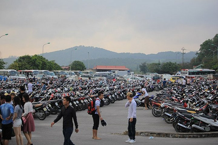 Hinh anh Bien nguoi dong nhu kien chen chuc tren cac bai tam o Sam Son 17