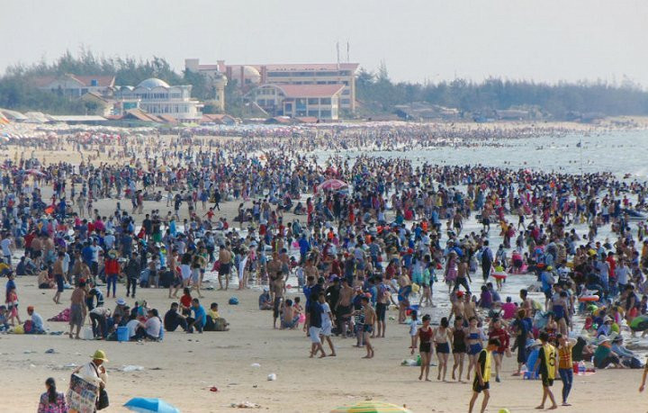 Hinh anh Bien nguoi dong nhu kien chen chuc tren cac bai tam o Sam Son 19