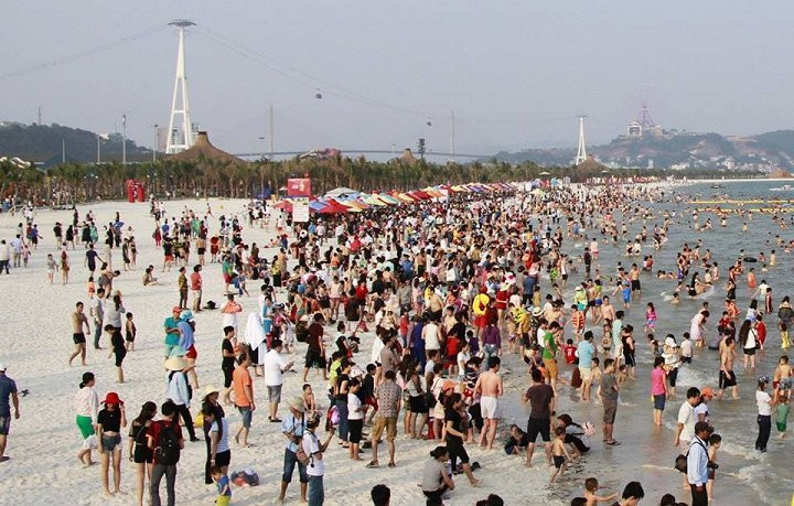 Hinh anh Bien nguoi dong nhu kien chen chuc tren cac bai tam o Sam Son 21