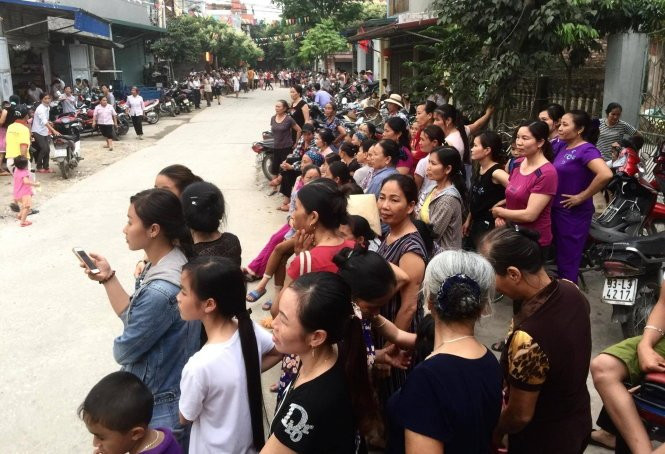 Người Đồng Tâm ngóng xe chở cụ Kình về... - Ảnh: Nguyễn Khánh