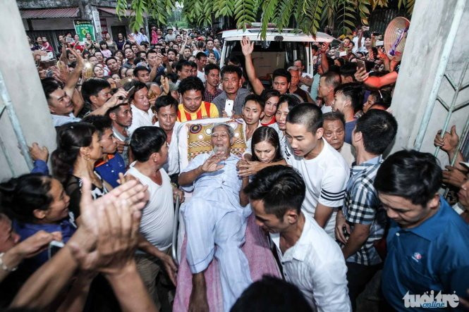 Cụ Kình đã về trong vòng tay dân làng Hoành - Ảnh: Nguyễn Khánh