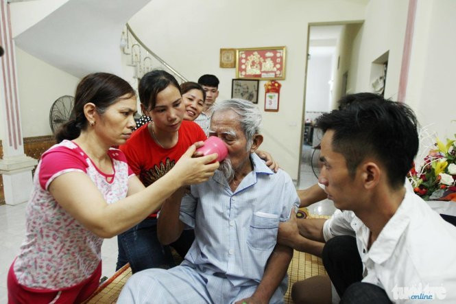 Người dân vỗ tay khi thấy xe chở cụ Kình về - Ảnh: Nguyễn Khánh