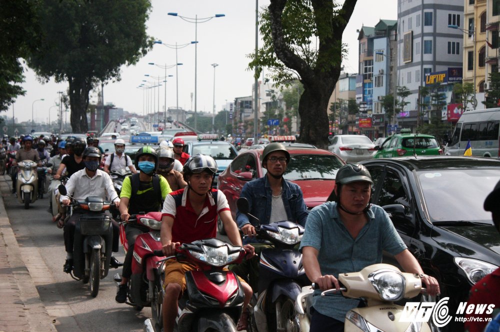 Hinh anh Dan do xo ve Ha Noi luc rang sang, nhieu tuyen pho dong duc tro lai 14