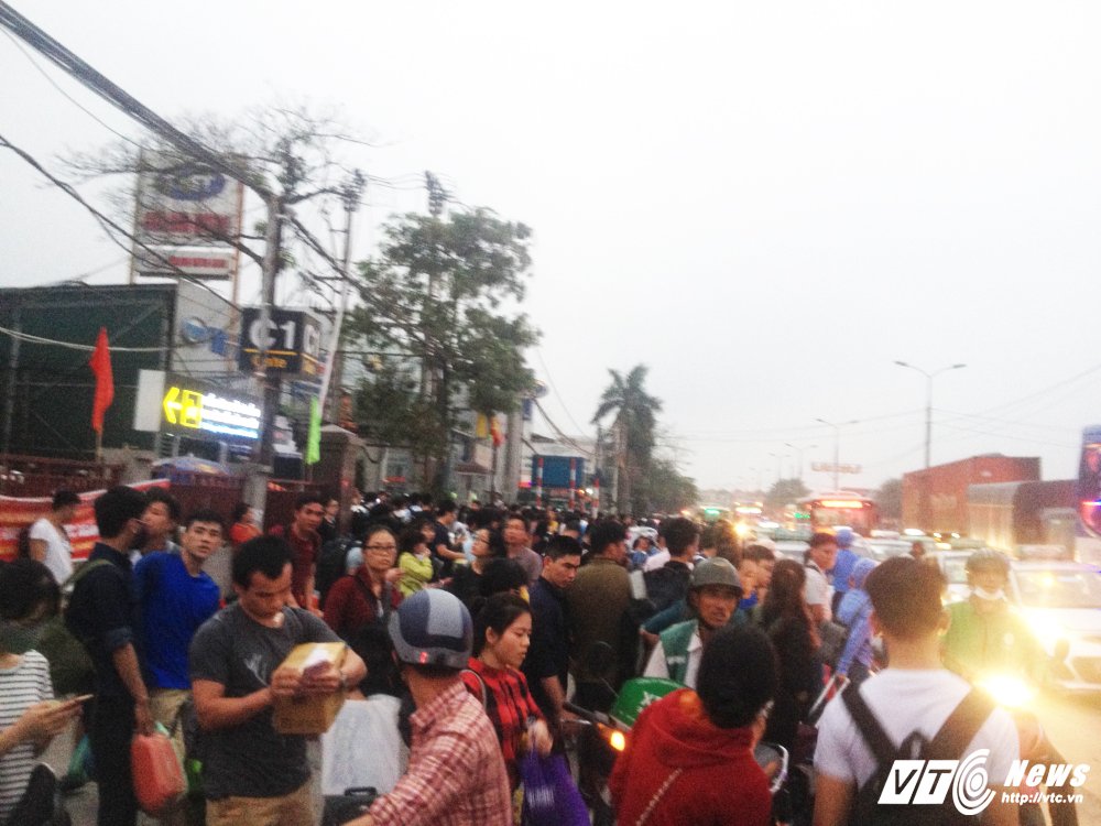 Hinh anh Dan do xo ve Ha Noi luc rang sang, nhieu tuyen pho dong duc tro lai 15