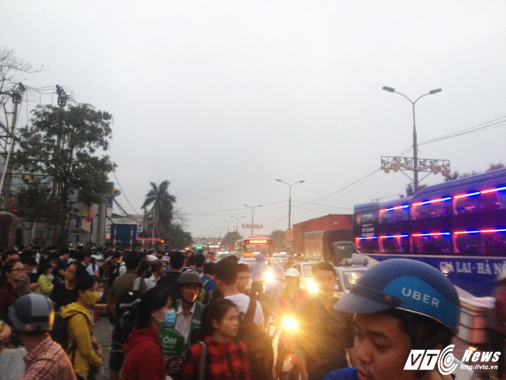 Hinh anh Dan do xo ve Ha Noi luc rang sang, nhieu tuyen pho dong duc tro lai 16