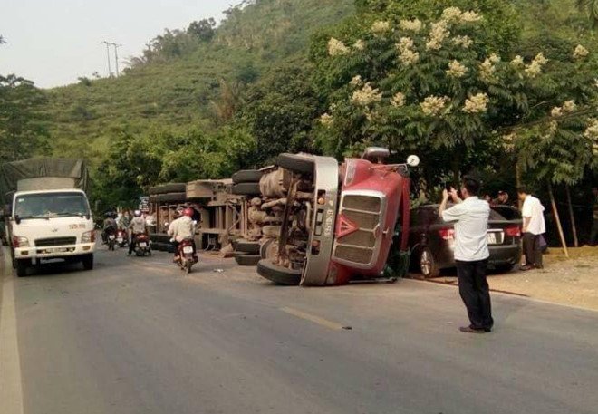 Container lat do vao hai oto con, 4 nguoi bi thuong hinh anh 2