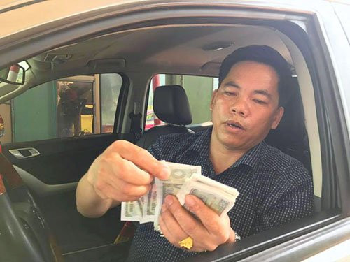 tai-xe-dung-tien-le-tham-nuoc-mua-ve-tram-bot-cau-rac