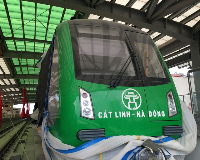 Phần đầu của đoàn tàu Cát Linh - Hà Đông đầu tiên tại điểm ga La Khê