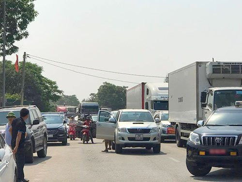 tai-xe-dung-tien-le-tham-nuoc-mua-ve-tram-bot-cau-rac-1